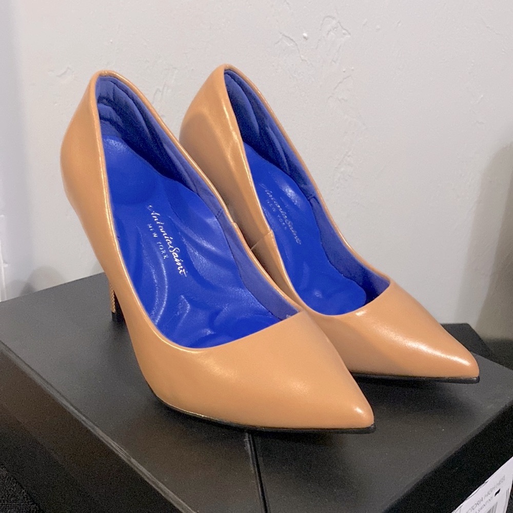 Classic Nude Leather High Heels, size 6.5B, NIB.